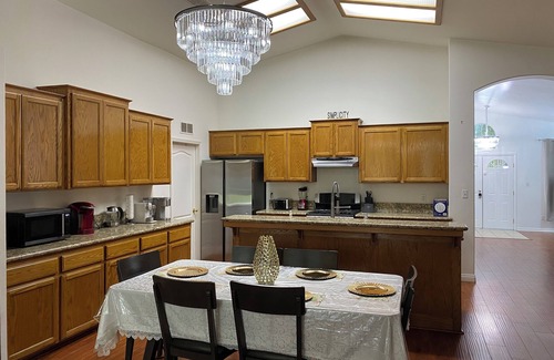 Greenacres House | Charming Home. 5 bedrooms .2 restrooms .2 Living rooms with 10 beds for 16 guest