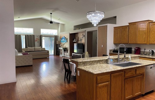 Greenacres House | Charming Home. 5 bedrooms .2 restrooms .2 Living rooms with 10 beds for 16 guest