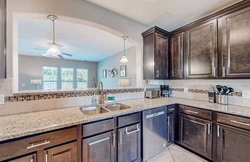 Port Wentworth House | Charming home in great location with fenced yard, AC, & W/D