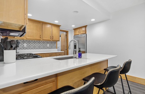 Lake Orion House | Charming Home in Lake Orion-King Bed, Well-Equipped Kitchen, Patio w/Fenced Yard