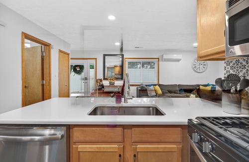 Lake Orion House | Charming Home in Lake Orion-King Bed, Well-Equipped Kitchen, Patio w/Fenced Yard