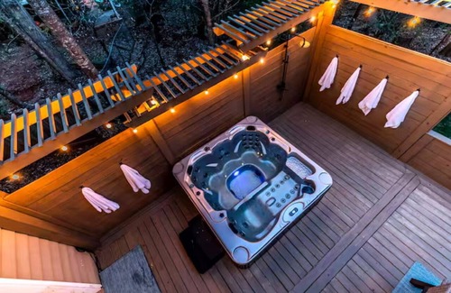 Gainesville House | Charming Home on Lake Lanier, sleeps 14, all the amenities! Come make Memories!