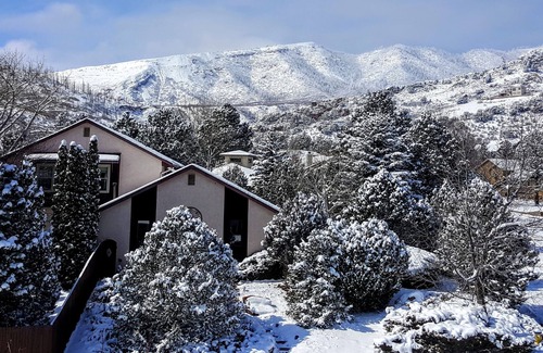 Mountain Shadows House | Charming Home quiet neighborhood lovely back yard 5 min from Garden of Gods