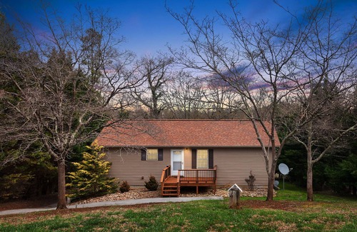 Sevierville House | Charming Home /River Views /Hot Tub /Game Room