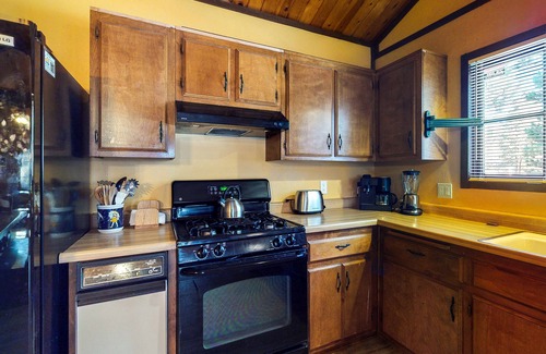 Summit Estates Cabin | Charming home w/ full kitchen & wood stove - minutes to ski slopes