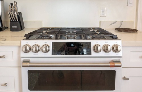 Lower Garden District House | Charming Home w/Jacuzzi/Near Attractions