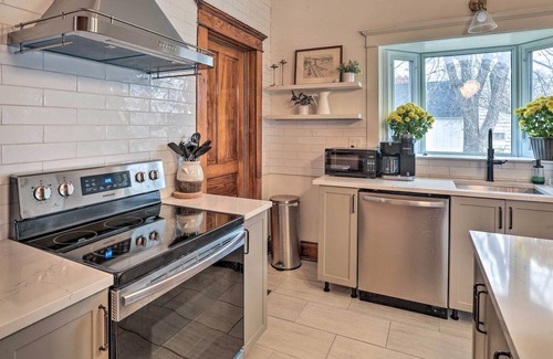 Waverly House | Charming Home w/ Porch Near Wartburg College!