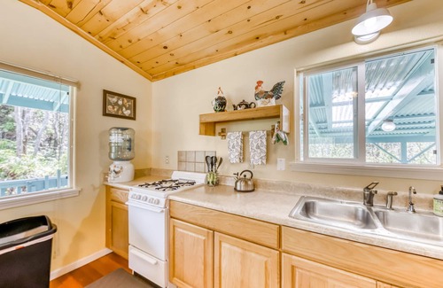 Mountain View House | Charming home w/wood stove - 10 minutes to Hawaii Volcanoes Nat'l Park