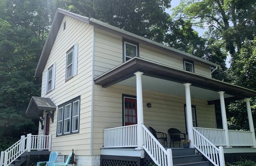 Saugerties South House | Charming home walking distance to town! AC , WIFi, Children and Pets welcome!