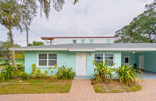 Gillespie Park House | Charming home with a full kitchen, washer/dryer, & AC - across from park