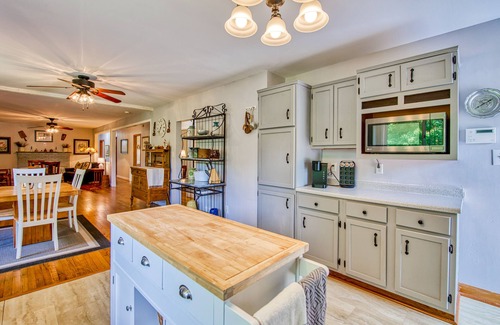 Alexander House | Charming home with fireplace, central AC, washer/dryer, & fast WiFi
