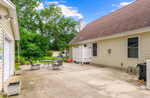Southold House | Charming home with fireplace, kayaks, patio, fast WiFi, & washer/dryer-dogs ok
