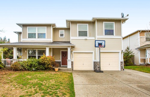 Renton House | Charming home with firepit, enclosed yard, golf nearby, & washer/dryer