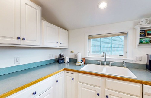 York Beach Apartment | Charming home with ocean view, firepit, deck, golf nearby, & W/D