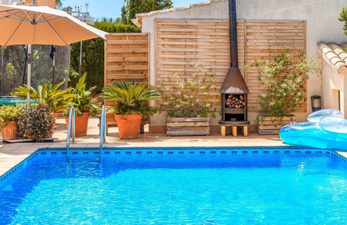 Badia Blava House | Charming Home with Pool, Generous Terrace, Garden and Wi-Fi