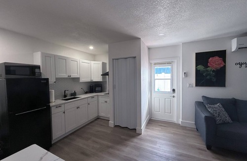 Holiday Apartment | Charming Hot Tub Getaway by Tarpon