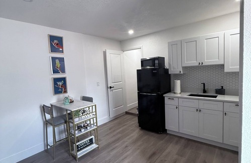 Holiday Apartment | Charming Hot Tub Getaway by Tarpon