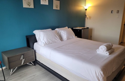 Pico - Robertson Apartment | Charming Hotel Style Unit in Beverly Hills with AC + WiFi
