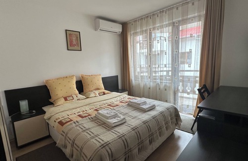 Kvartal Noviya Grad Apartment | Charming hotel suite with AC and WiFi in lovely Bansko