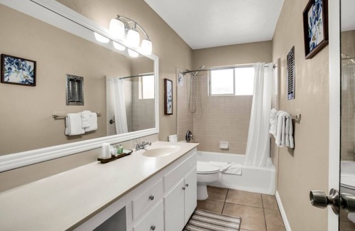 Palm Desert Hotel | Charming hotel with pool, hot tub, putting green and cafe'