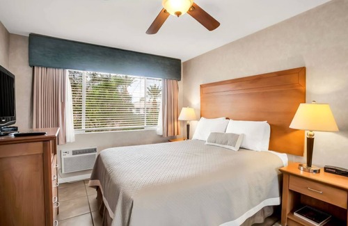 Palm Desert Hotel | Charming hotel with pool, hot tub, putting green and cafe'