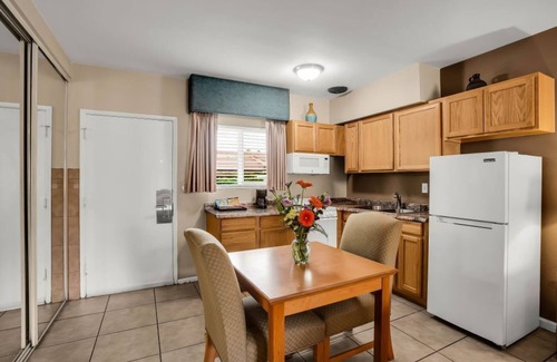 Palm Desert Hotel | Charming hotel with pool, hot tub, putting green and cafe'