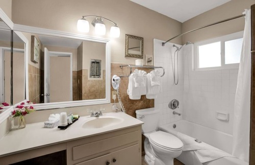 Palm Desert Hotel | Charming hotel with pool, hot tub, putting green and cafe'