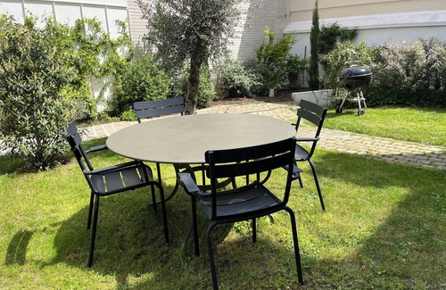 Asnieres-sur-Seine House | Charming house with town garden near Paris, 4 bedrooms/8 p.