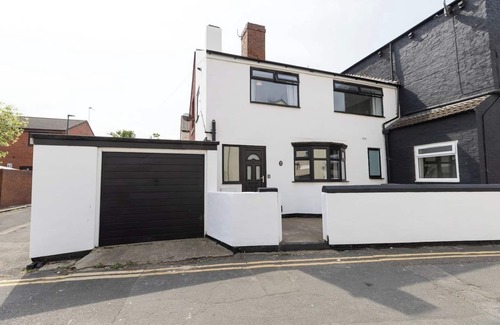 Redcar House | Charming House 3 minute's walk to the beach Free Parking Smart TV Wifi