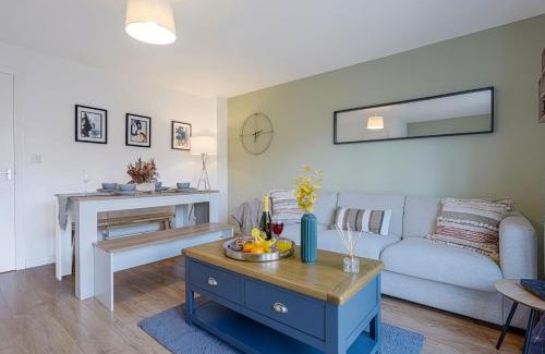 Newport Pagnell House | Charming House - Close to Shops & City Centre - Free Parking, Self-Check-In, Fast WiFi & Smart TV with Netflix by Yoko Property