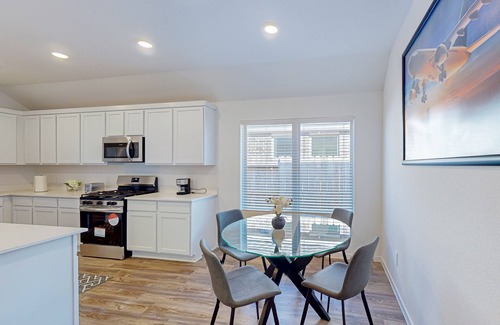 Conroe House | Charming house close to Lake Conroe with full kitchen, backyard & fitness room