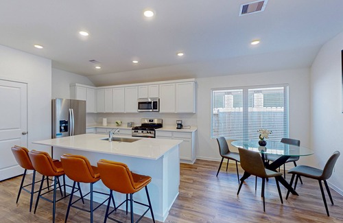 Conroe House | Charming house close to Lake Conroe with full kitchen, backyard & fitness room