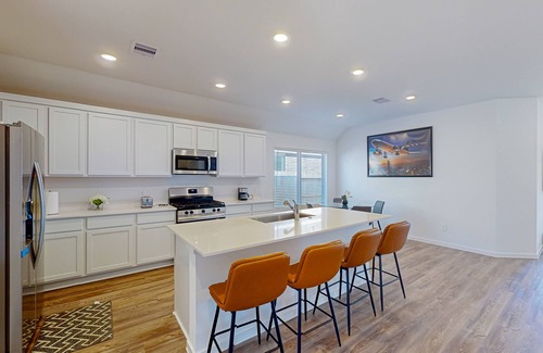 Conroe House | Charming house close to Lake Conroe with full kitchen, backyard & fitness room