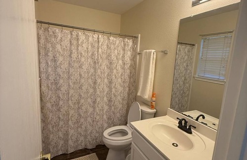 Hutto House | Charming house in Hutto with AC and WiFi, perfect for relaxation