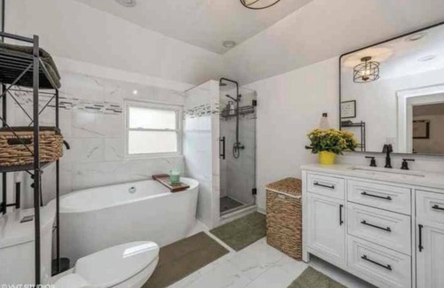 Austin House | Charming house in Oak Park. Free parking. 15 mins to downtown Chicago