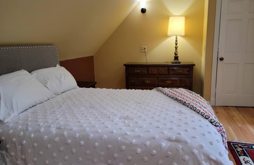 Pittsfield House | Charming house in Pittsfield with cozy vibes. Next to a reserve and a lake.