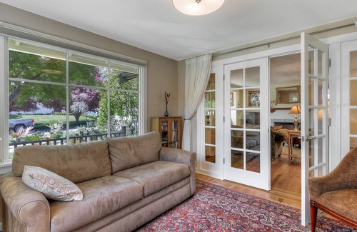 Laurelhurst House | Charming house near golf and downtown with gas fireplace, deck and washer/dryer