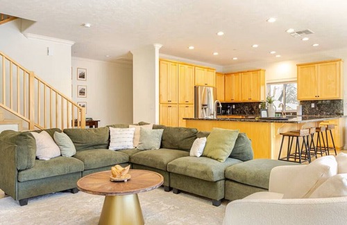 Oakhurst House | Charming house near Yosemite w/amazing hot tub and private lake/forest views!