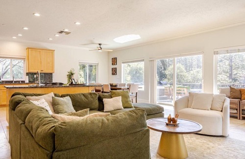 Oakhurst House | Charming house near Yosemite w/amazing hot tub and private lake/forest views!