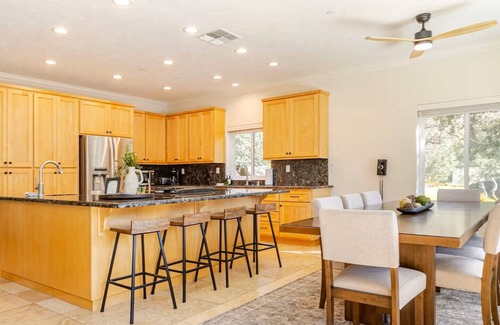 Oakhurst House | Charming house near Yosemite w/amazing hot tub and private lake/forest views!