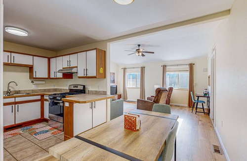 Pagosa Springs House | Charming house with full kitchen, W/D, private backyard & great location