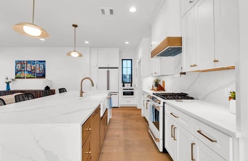 Foster Heights House | Charming House with 6 Bedrooms and a Pool | ATX