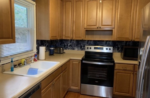 Mossy Oaks House | Charming house with a large fenced lot in a central location