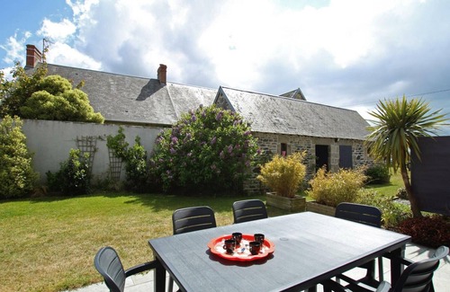 Lingreville Cottage | Charming house with fireplace and garden near beach