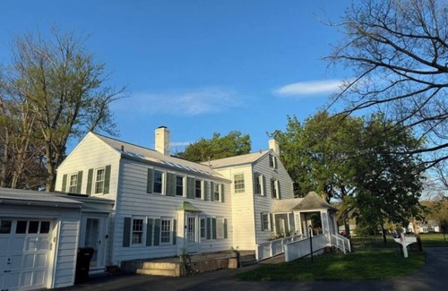 Green Island House | Charming Hudson riverfront 1BRnn