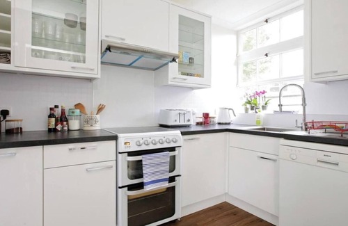 Lancaster Gate Apartment | Charming Hyde Park Mews – Spacious 3-Bedroom Home with Balcony & Parking