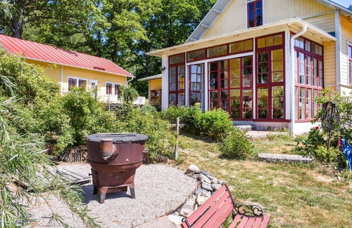 Alstugorna Apartment | Charming, idyllically situated vacation apartment with shared swimming pool.