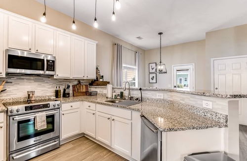 Port Wentworth House | Charming, immaculate coastal home with furnished porches, AC, & washer/dryer