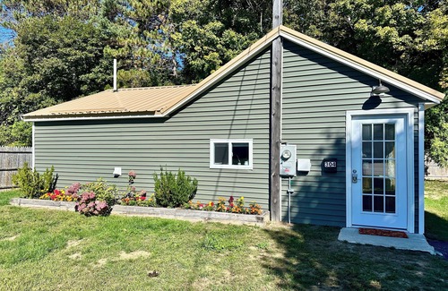 Pittsfield House | Charming In-Town New Build – Stylish, Comfortable, Convenient