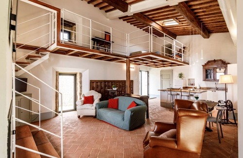 Monteriggioni Apartment | Charming independent farmhouse of 75 sqm, perfect for 4 people, which retains the charm of ancient Tuscan structures.The property is immersed in the greenery of the Sienese countryside, a few kilometers from Monteriggioni and Siena, and is ideal for thos